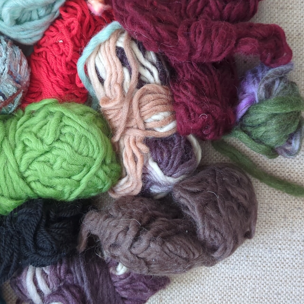 100g Peruvian Wool Skein And Assorted Scrap Yarn Bundle - Picture 2 of 6
